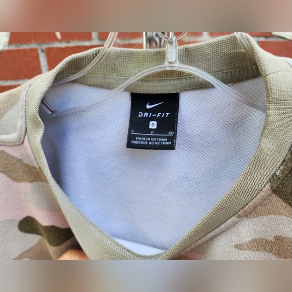 Small fit MEDIUM ?? women NIKE cropped sweatshirt camo pink - Picture 14 of 16